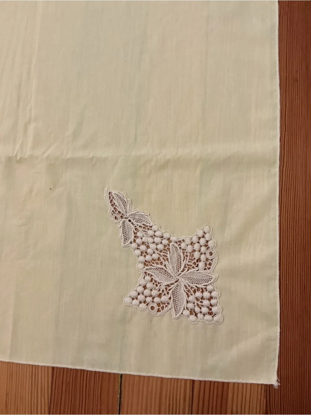 🔹 Antique Hand tatted Lace Lemon-y Linen Tablecloth